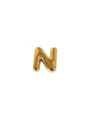 Detail van de gouden letter N bedel, RVS DIY sieraden accessoire voor armkettings. - Letter N