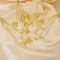 Goldfarbene Edelstahl Puff Buchstaben Anhänger Halskette glänzender Kristall Schmuck - Halskette mit Initial A und Strass