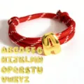 Rotes geflochtenes Armband Detail mit glänzenden goldenen Buchstaben Charms Auswahl. - Buchstabe A / Rotes Seil mit Weißen Punkten