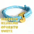Farbenfrohes geflochtenes Armband mit goldenen Buchstaben-Anhängern, verstellbarer Modeschmuck. - Buchstabe A / Blaues Seil mit Weißen Punkten