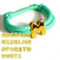 Buntes geflochtenes Kordelarmband Detail mit goldenen Buchstaben Anhängern und Design. - Grünes Seil
