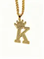 Nahaufnahme der goldenen Kronen-Buchstabe K Anhänger Halskette mit glitzernden Zirkonia. - Buchstabe K