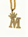 Nahaufnahme des goldenen Kronen-Buchstaben-M-Anhänger-Halskettendetails mit Zirkoniasteinen. - Buchstabe M