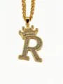 Nahaufnahme des goldenen Kronen-Buchstaben-R-Anhängers mit funkelnden Zirkoniasteinen. - Buchstabe R