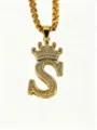Nahaufnahme der goldenen Kronen-Buchstabe S Halskette mit funkelnden Zirkoniasteinen. - Buchstabe S