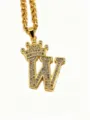 Nahaufnahme des goldenen Kronen-Buchstaben-W-Anhänger-Halskette mit funkelnden Zirkoniasteinen. - Buchstabe W