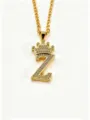Nahaufnahme der goldenen Krone Buchstaben Z Halskette mit glitzernden Zirkon und Kette. - Buchstabe Z