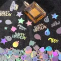 Detaillierte Makroaufnahme von irisierenden holografischen Happy Birthday PVC-Konfetti-Sternen - Laser Geburtstag Mix Stile / 15g/Packung