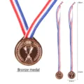 Detaillierte Messungen der Bronze-Spielzeugmedaille mit rot-weiß-blauem Band - Trophäe Stil / Band ca. 75cm / Kupfer
