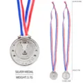 Detailansicht der silbernen Kunststoffmedaille mit rot-weiß-blauem Band - Kronen Trophäen Stil / Band einseitig ca. 38cm / Silber