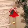Detailansicht der roten Plüsch-Weihnachtsglocke mit Herzmuster-Schleife. - Schleifen-Kombination / 17x9x1cm / Rot