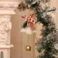Detailansicht weißer Plüsch-Weihnachtsglocken-Anhänger mit roter Herzschleife - Schleifen-Kombination / 17x9x1cm / Weiß