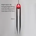 Detailansicht eines Halloween-Hängeschädels mit langen Haaren und leuchtenden Augen - Rot Leuchtender Perücken-Hängegeist / 60CM