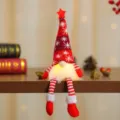 Detail eines leuchtenden Weihnachtsgnoms mit rotem Schneeflockenhut und Hängebeinen. - Lange Beine Stil / Rot