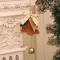 Nahaufnahme von plüschigem Weihnachtsbaum-Anhänger mit goldener Glocke und Grußkarten-Schild. - Schleifen-Kombination / 17x9x1cm / Kaffeebraun