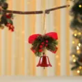 Detail einer roten Weihnachtsglocke mit Juteschleife, Kiefernnadeln und Beeren. - Große Glocke / 16x14x6cm / Rot