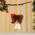Detail eines festlichen Weihnachtsglocken-Ornaments mit roter Sackleinen-Schleife - Große Glocke / 16x14x6cm / Weiß