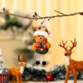 Vista detallada de un lindo adorno de oso de Navidad de peluche colgado en una rama nevada - Estilo de Pie de Cuenta Rojo y Verde (Oso) / 18x8.5x1cm