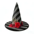 Schwarz-weiß gestreifter Halloween-Hexenhut mit roter Rose und Skeletthand-Detail. - Schwarz Weiß Gestreifter Hexenhut mit Skeletthand