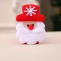 Detaillierte Ansicht einer handgefertigten Weihnachtsmann-Brosche aus weichem Filz - Rote leuchtende Weihnachtsmann