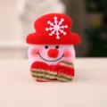 Nahaufnahme einer süßen handgefertigten Schneemann-Brosche aus Filz mit Schneeflocke. - Rote leuchtende Schneemann