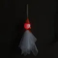 Halloween hängende Geistdekoration mit leuchtend rotem Kopf und orangefarbenem Hut - Oranger Hexenhut Leuchtender Geist