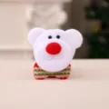 Detailansicht einer flauschigen weißen Bären-Weihnachtsbrosche mit einer roten Nase - Rote leuchtende Bär