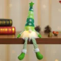 Lichtgevende kerstkabouter pluche knuffel met lange benen en groene gestreepte muts - Lange Benen Stijl / Groen
