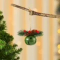 Grüne Weihnachtsglocke mit Tannenzapfen und roten Beeren an einer Schnur hängend - Runde Glocke / 13x10x5cm / Grün