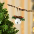 Eleganter weißer Weihnachtsglocken-Anhänger mit Kiefernnadeln und Zapfen für festliche Deko - Runde Glocke / 13x10x5cm / Weiß