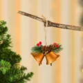 Rustikaler goldener Weihnachtsglocken-Anhänger mit Kiefernzapfen und roten Beeren - Doppelglocken / 13x10x5cm / Gold