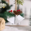 Weiße Weihnachtsglocken mit Tannenzapfen und roten Beeren für den Weihnachtsbaum - Doppelglocken / 13x10x5cm / Weiß