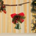 Grüne Weihnachtsglocke zum Aufhängen mit roter Schleife und Tannenzapfen - Große Glocke / 16x14x6cm / Grün