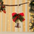 Rustikaler Weihnachtsglocken-Anhänger mit roter Schleife und Tannenzapfen für den Baum - Große Glocke / 16x14x6cm / Kaffeebraun