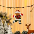 Schattige pluche kerstbeer hangdecoratie met een groene outfit en kerstmuts aan - Rood Groen Dansend-Beer