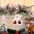 Handgemaakte kerstman ophanghanger van stof voor feestelijke kerstboomversiering - Rood Groen Vest-Kerstman