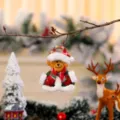 Kleine pluche kerstbeer hanger met feestelijke muts en sjaal voor boomdecoratie - Rood Groen Vest-Beer