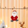 Feestelijke pluche kerstman hanger voor de kerstboom met een rood geblokte kerstmuts - Rood Groen Knop-Kerstman