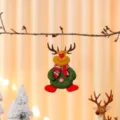 Schattig pluche rendier kerstornament met groen lijf en rode sjaal voor boomdecoratie. - Rood Groen Knop-Hert