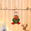 Schattige pluchen kerstbeer boomversiering in een feestelijke rood-groene outfit - Rood Groen Knop-Beer