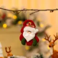 Handgemaakte rode vilten Kerstman kerstversiering hangend aan een boomtak voor decor - Rood-Groene Boomvorm Stijl (Kerstman)