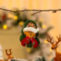 Charmante stoffen kerstbeer versiering in een groen boomframe met kerstmuts en sjaal - Rood-Groene Boomvorm Stijl (Beer)