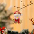 Stoffen sneeuwpop kersthanger aan een tak met SNOW opschrift voor kerstboomdecor - Rood en groen houten bord stijl (Sneeuwpop)