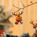 Feestelijke vilten rendier kersthanger met houten Noel tekst voor boomdecoratie - Rood en groen houten bord stijl (Rendier)