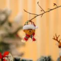 Kerstbeer hanger aan een tak met houten Joy letters - Rood en groen houten bord stijl (Beer)