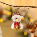 Schattig kerstsneeuwpop pluche ornament met een geruite sjaal en gouden belletje - Rood en groen grote bel stijl (Sneeuwpop)