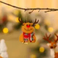 Schattig pluche rendier kerstornament met rode neus en belletje hangend aan een tak - Rood en groen grote bel stijl (Rendier)