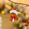 Kleine pluche kerstbeer hanger met rode kerstmuts en een glanzende gouden bel decoratie - Rood en groen grote bel stijl (Beer)
