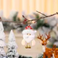 Pluche Kerstman hanger hangend aan een tak - Rood-Groene Kleine Bel Hanger (Kerstman)