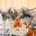 Handgemaakt vilt kerstrendier ornament met rode neus en sjaal voor boomversiering - Rood-Groene Kleine Bel Hanger (Rendier)